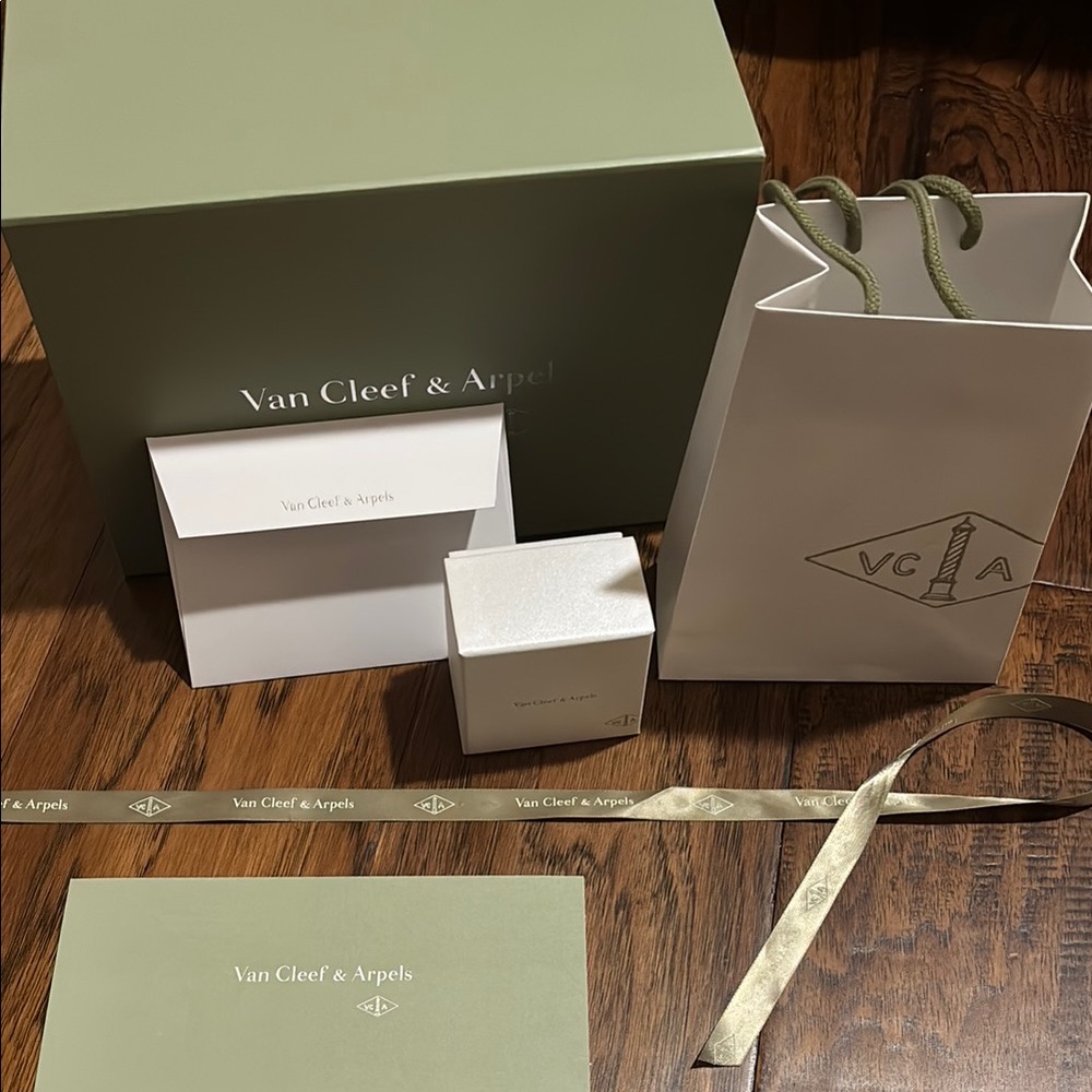 Van Cleef & Arpels Green and White Gift Set